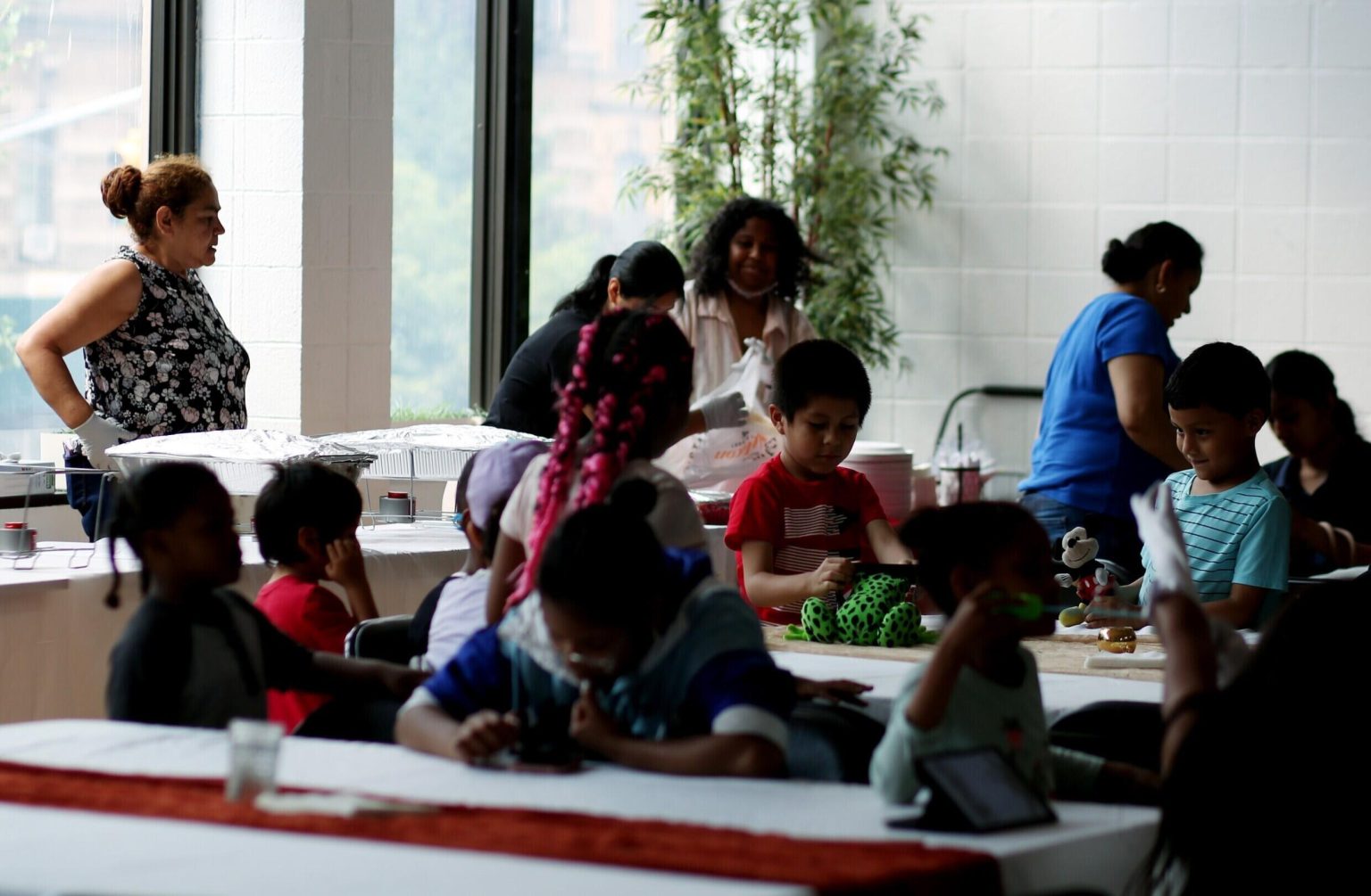 Hijos de inmigrantes tendrán educación y alimentos en el curso que empieza en Nueva York