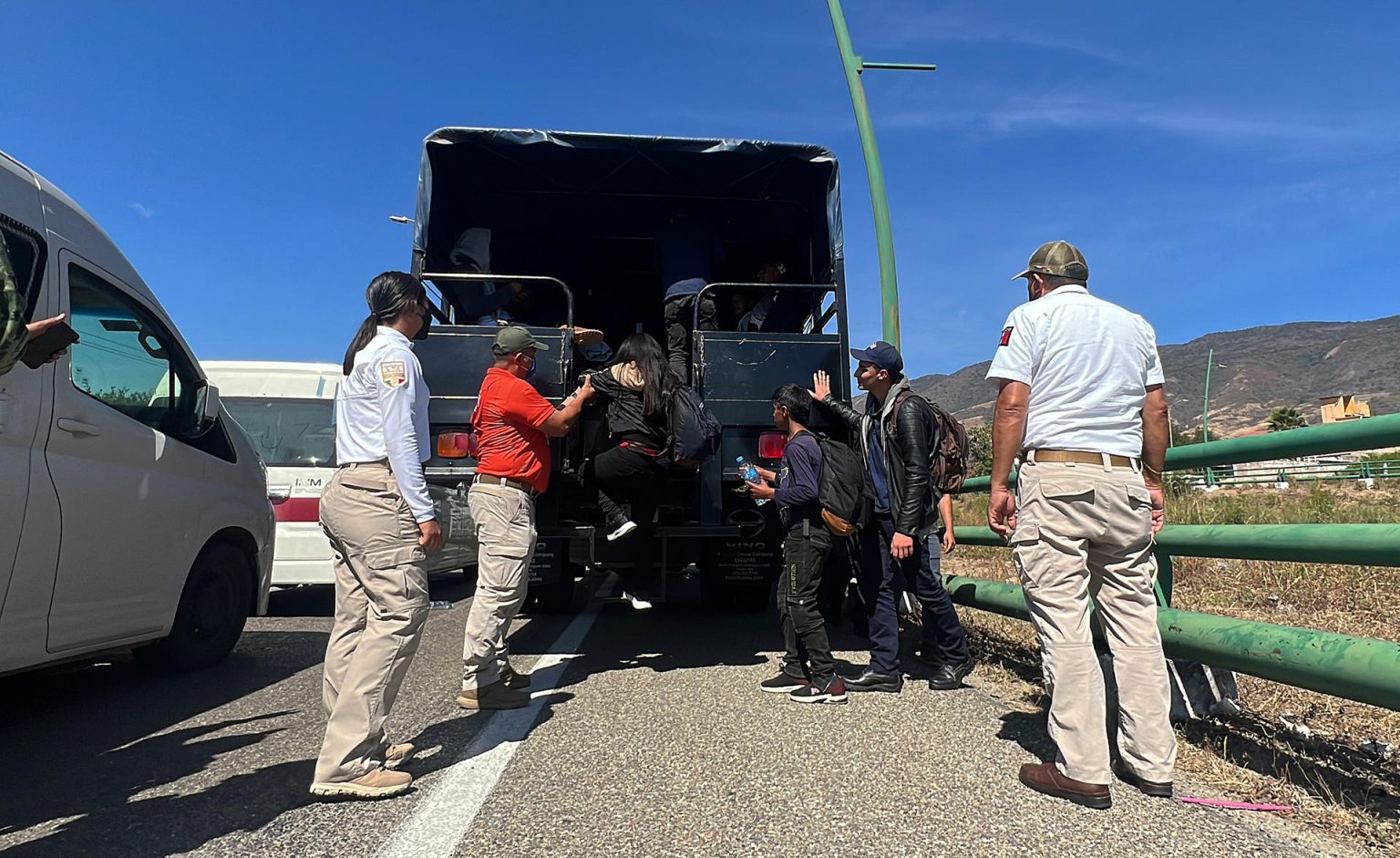 Agentes hallan a 415 migrantes de 19 países en distintos hechos en el noroeste de México