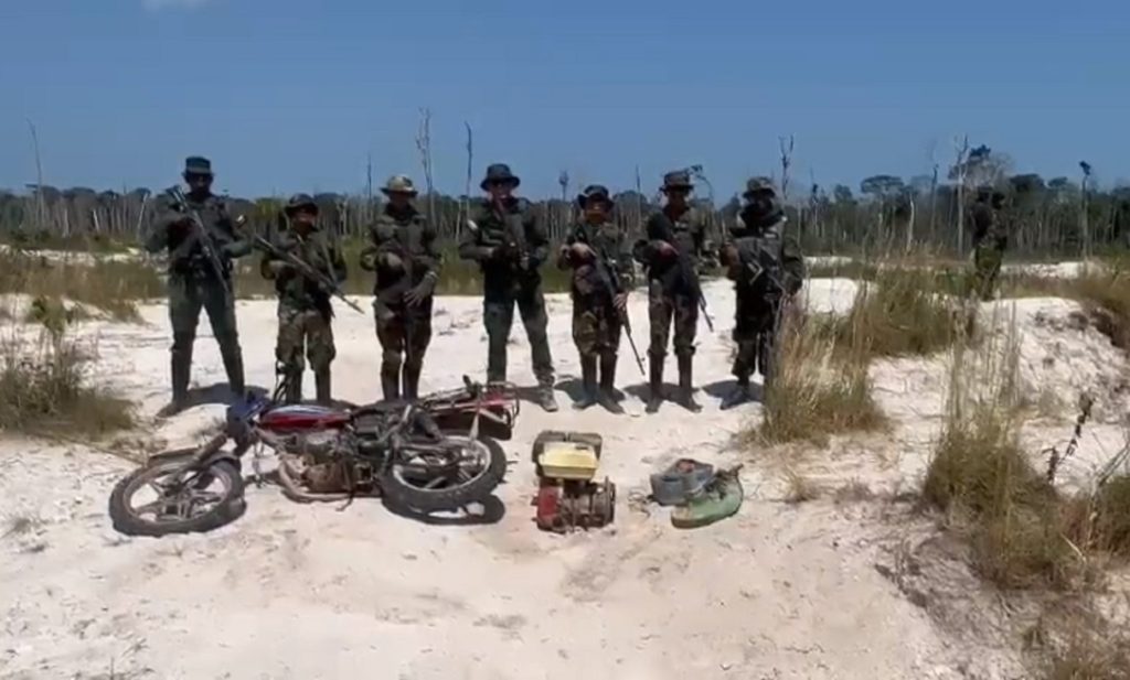 Militares destruyeron estructuras clandestinas de minería ilegal en el estado Amazonas