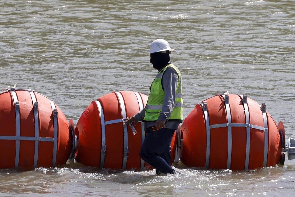 Un juez ordena a Texas retirar la barrera de boyas en la frontera con México
