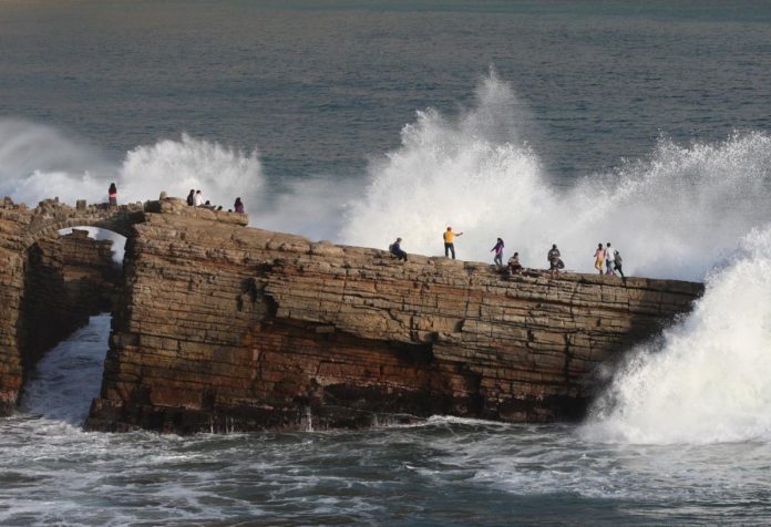Perú aumenta a 102 los puertos cerrados por intensos oleajes de ligera a fuerte intensidad