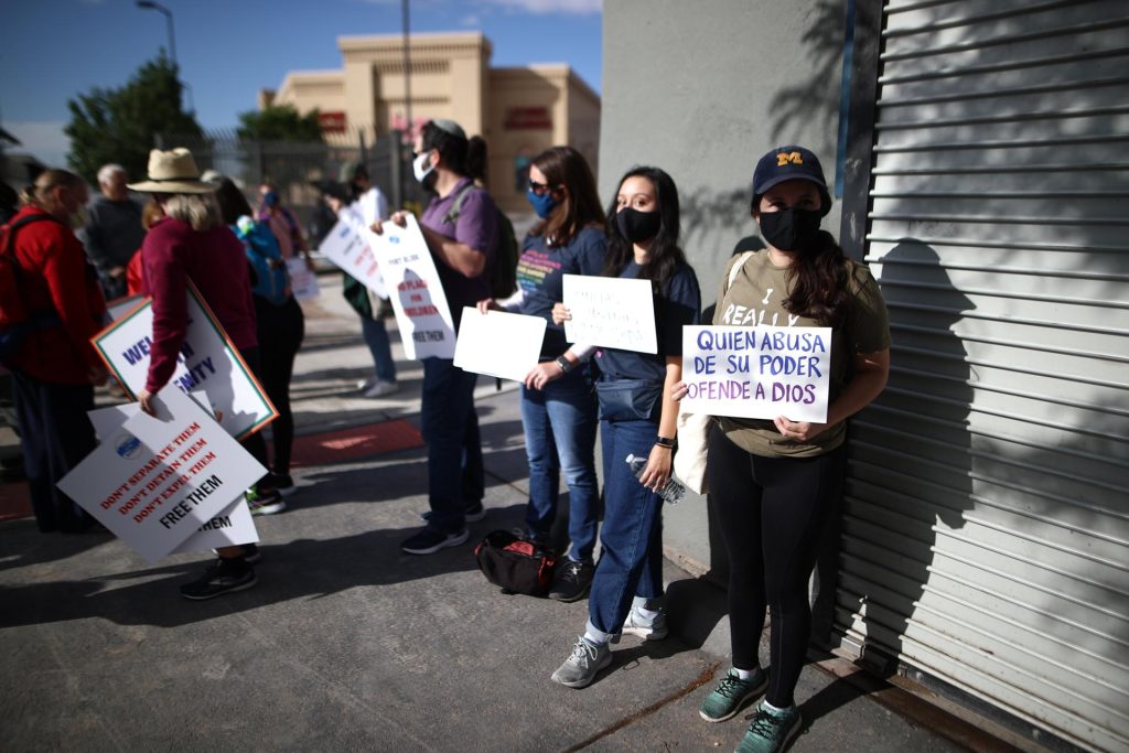 Manifestantes exigen en la frontera de Texas el fin de medidas antiinmigrantes de Greg Abbott