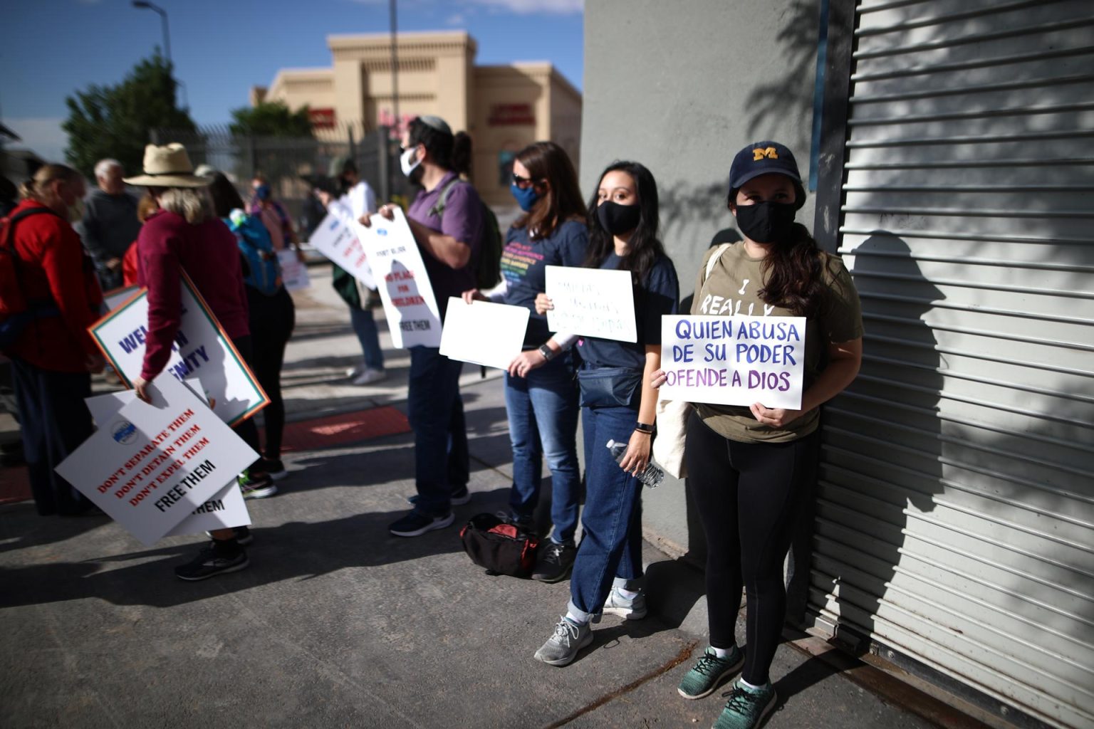 Manifestantes exigen en la frontera de Texas el fin de medidas antiinmigrantes de Greg Abbott