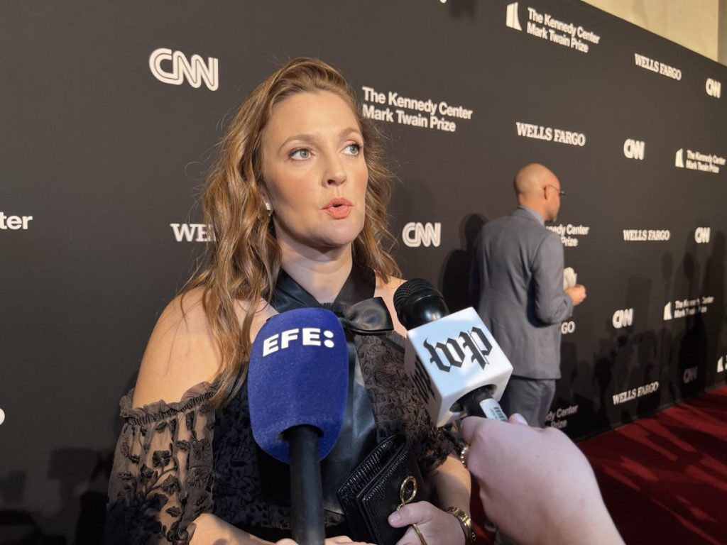 Drew Barrymore se disculpa pero reanudará su programa en plena huelga de Hollywood
