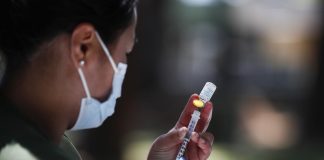 Las nuevas vacunas de la COVID, recomendadas en EE.UU. para todos los mayores de seis meses