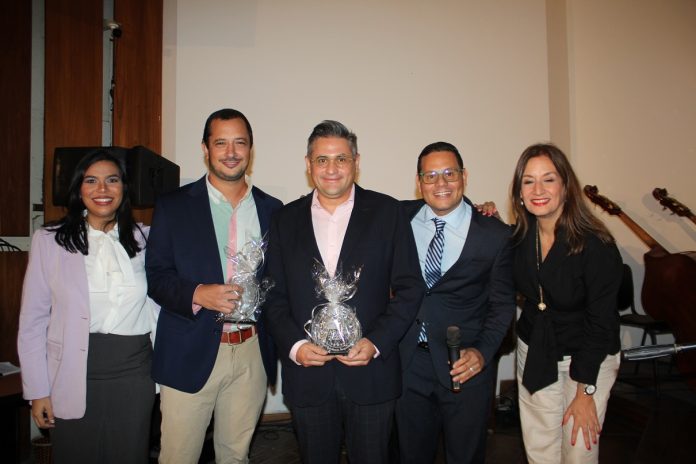 IESA reconoció la labor de cinco de sus egresados con los Premios Líderes Alumni 2023