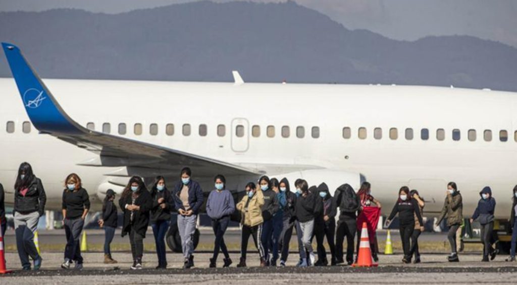 Asesor de Trump dice que Maduro debe aceptar vuelos de deportación de migrantes, traicionados por Trump
