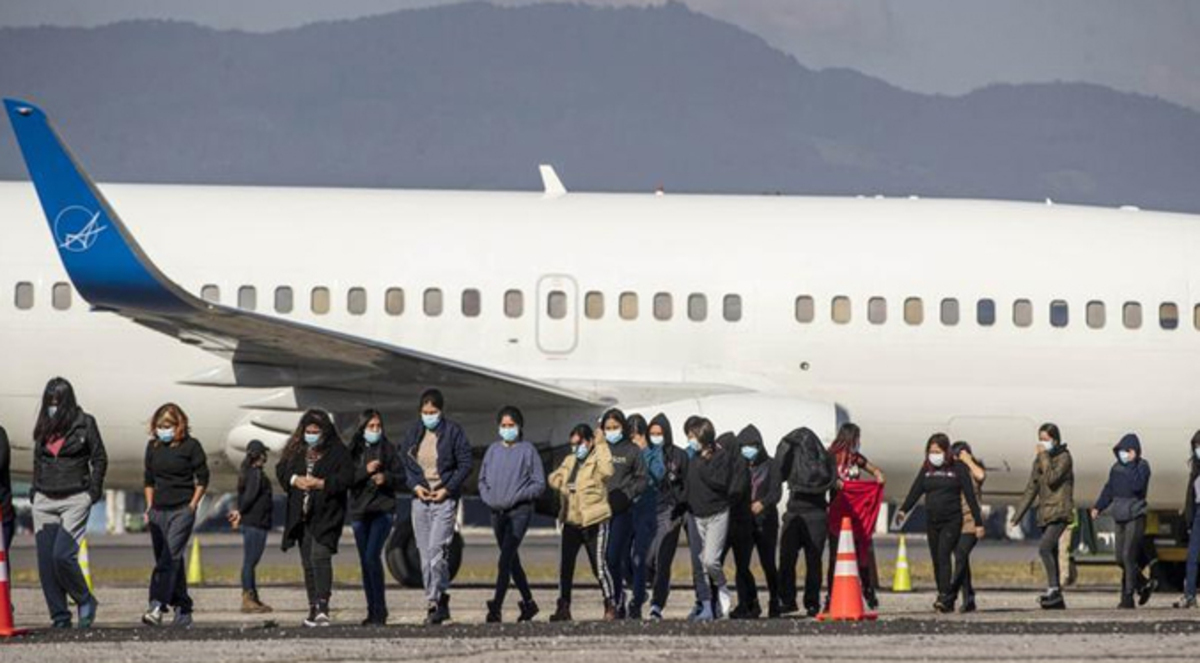 Asesor de Trump dice que Maduro debe aceptar vuelos de deportación de migrantes, traicionados por Trump
