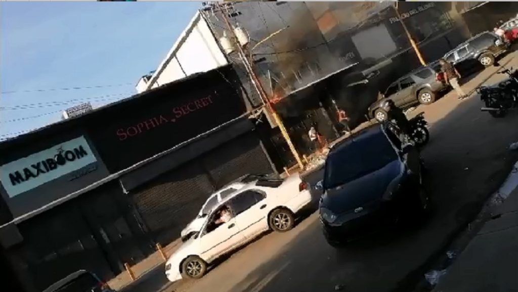 Explosión de transformador generó leve incendio en la fachada de un comercio en Valencia