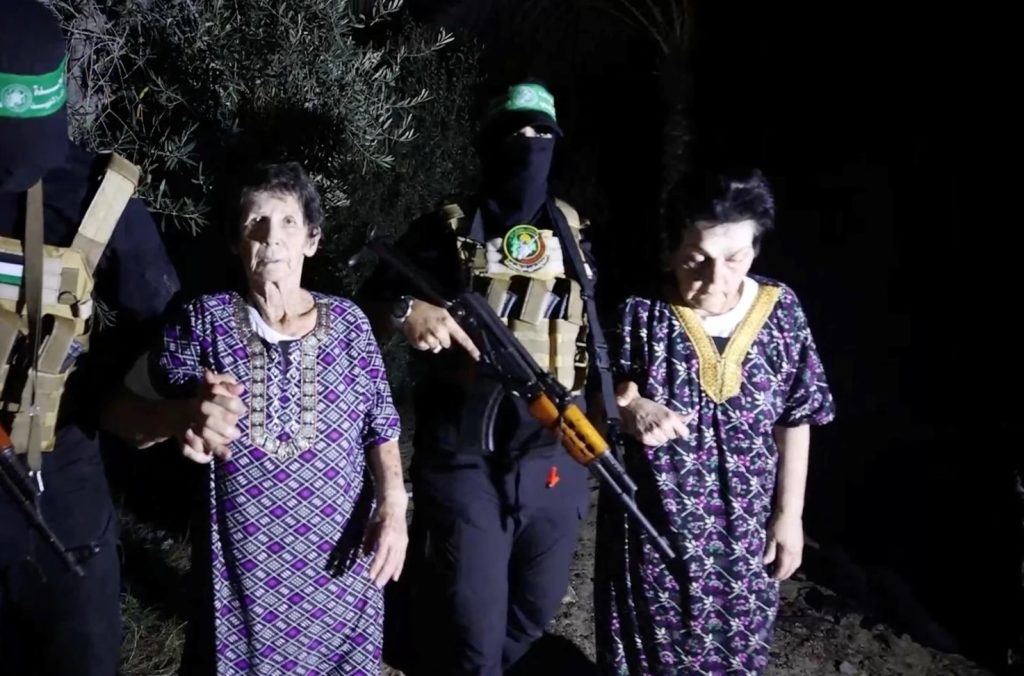 Rehenes liberadas por Hamás, en buen estado y de camino a un centro médico en Israel