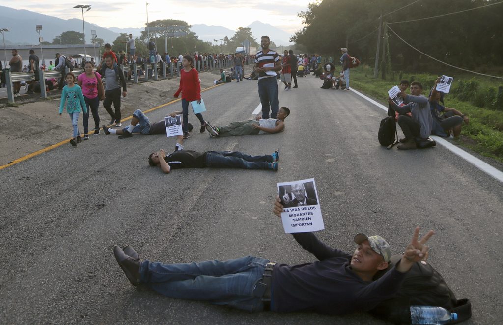 Caravana migrante bloquea carretera