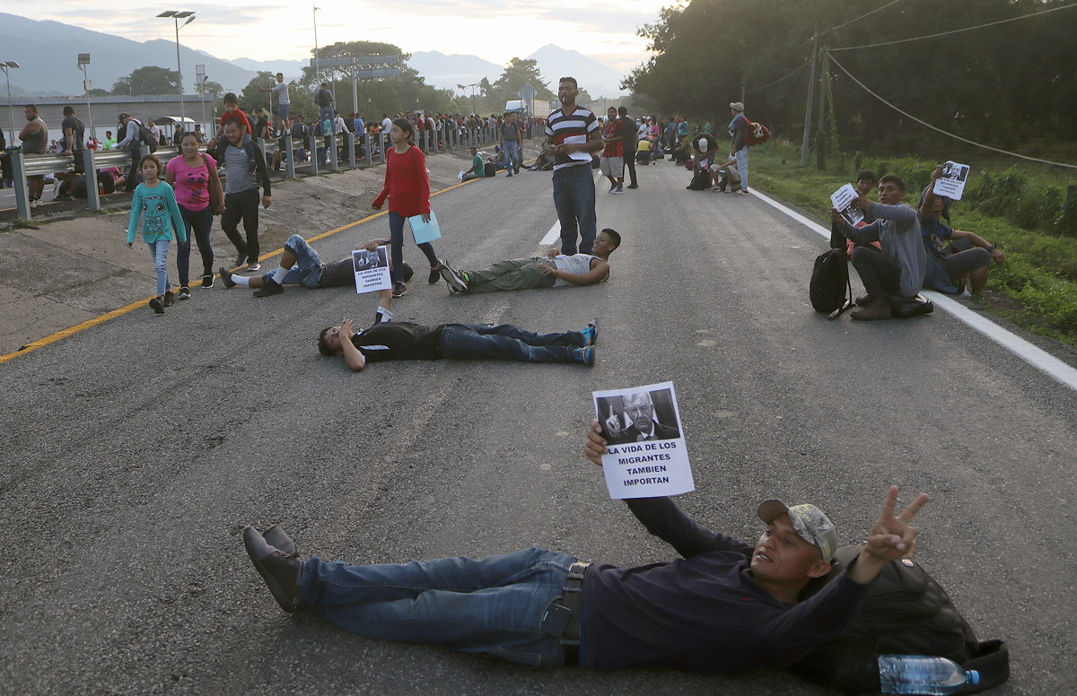 Caravana migrante bloquea carretera