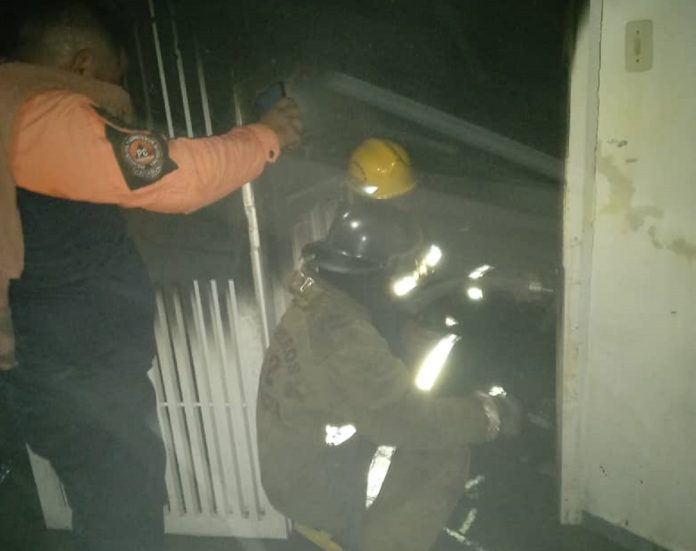 Bomberos de Valencia controlaron incendio en un edificio residencial en Valles de Camoruco