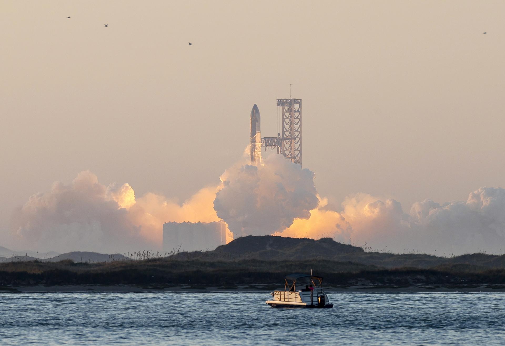 El enorme cohete Starship de SpaceX despega con éxito, pero vuelve a  explotar - El Carabobeño
