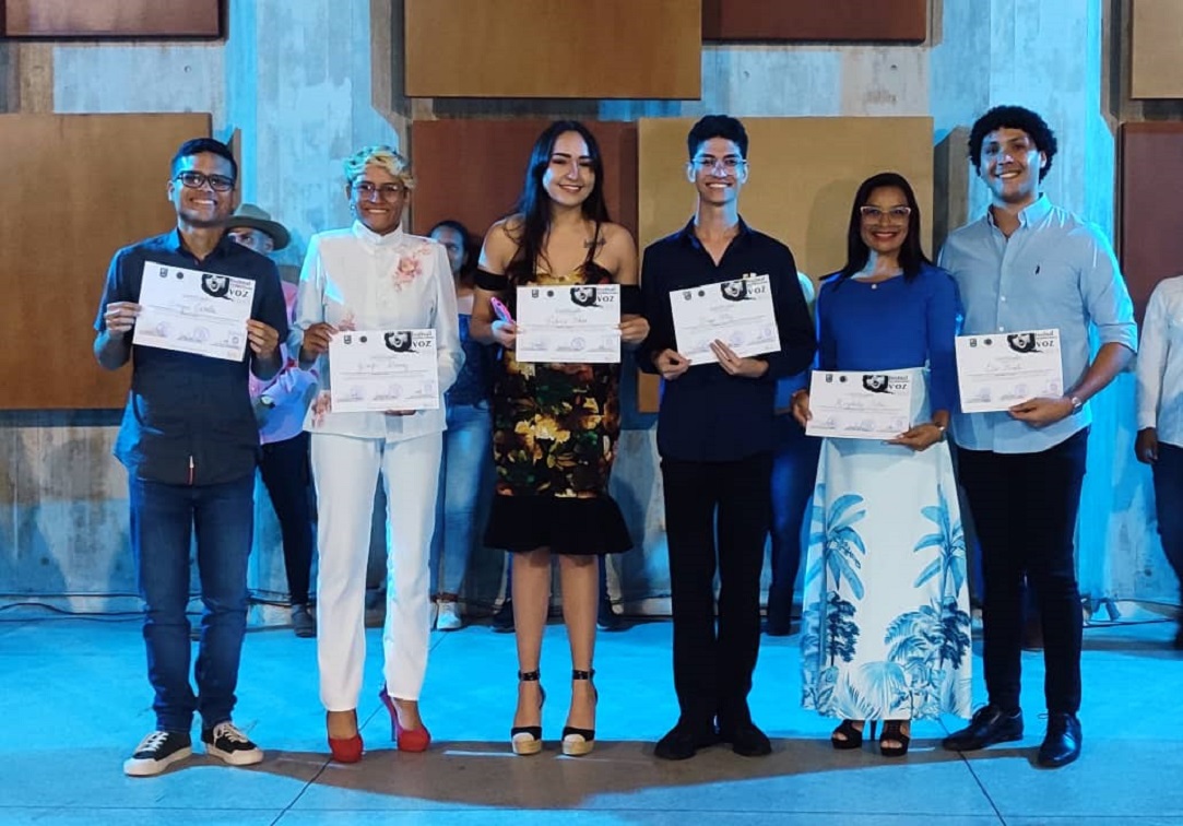 Valeria Ochoa y Diego Ortiz ganaron el Festival Institucional de la Voz Universitaria UC 2023