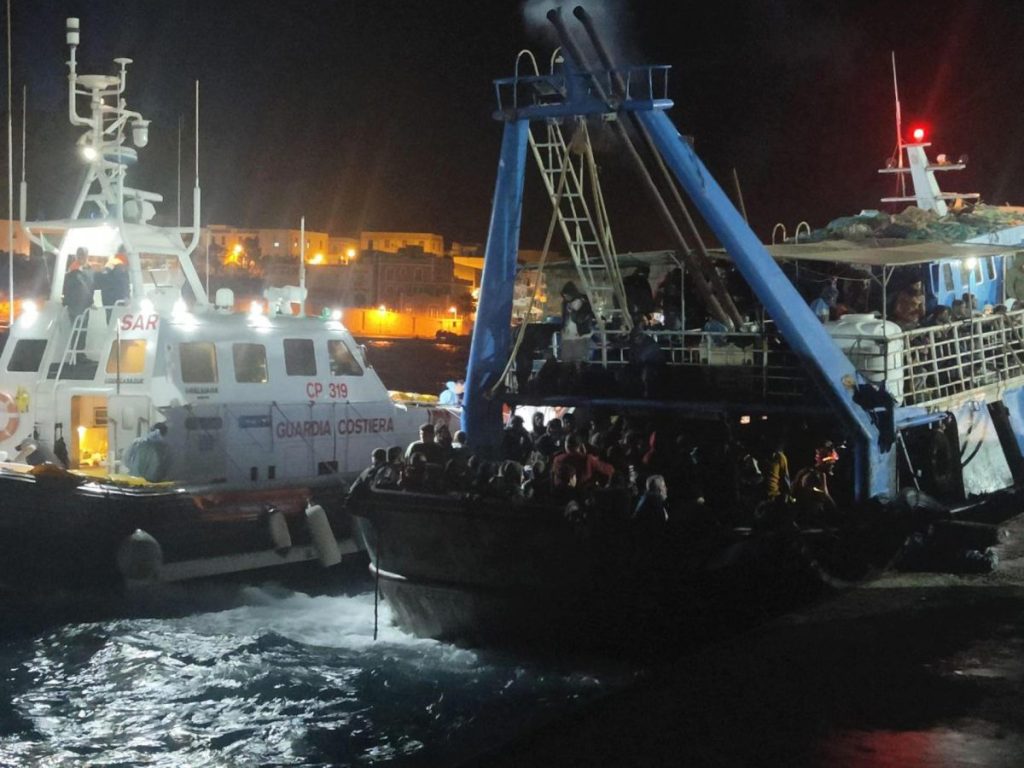 Muere una niña tras un naufragio que deja al menos ocho desaparecidos en Lampedusa