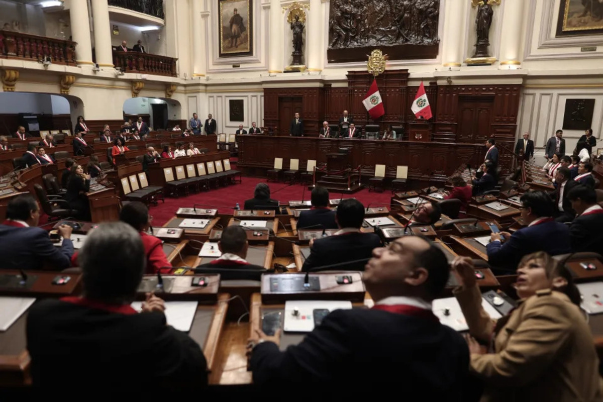 Congreso de Perú rechaza que el "autoritario régimen venezolano" inhabilite a Machado