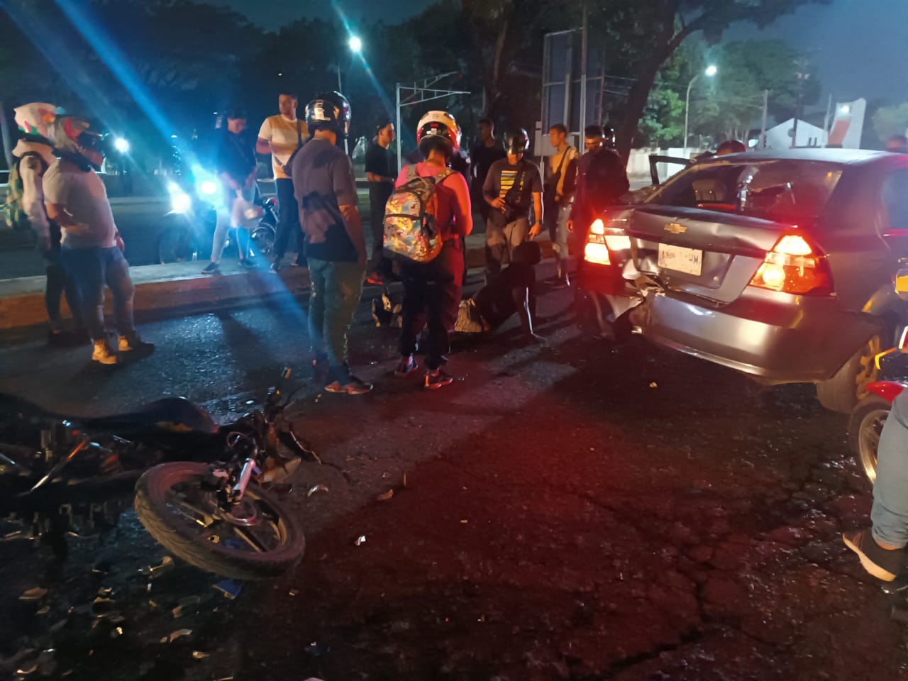 Motorizado resultó herido tras impactar con un carro en la avenida Universidad de Naguanagua