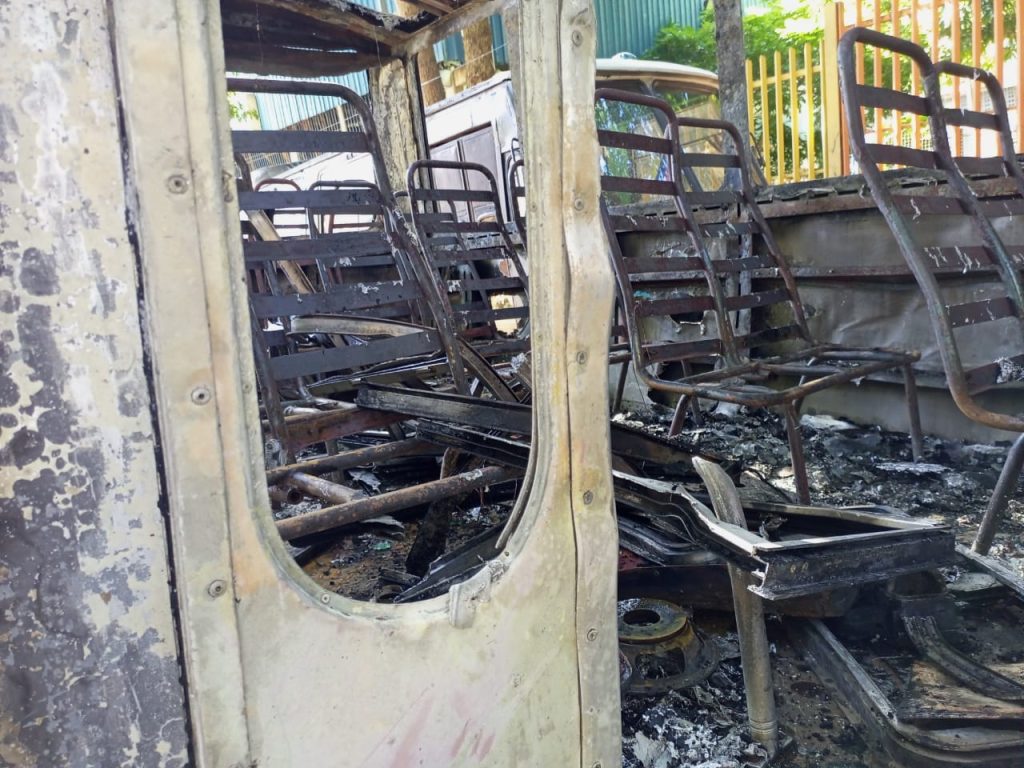 Incendio devastó tres vehiculos de transporte frente al hospital Los Magallanes de Catia