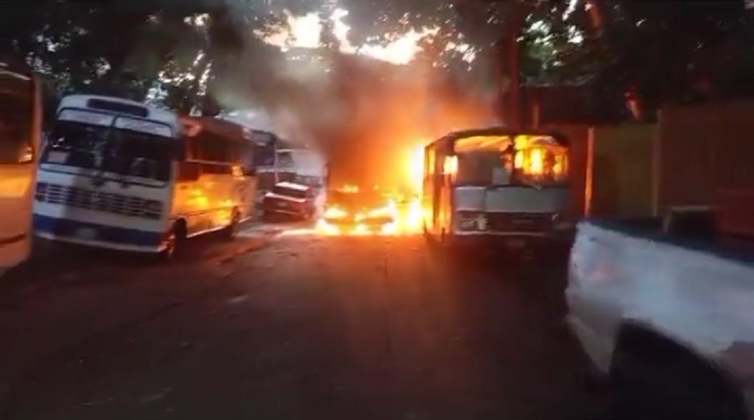 Incendio devastó tres vehiculos de transporte frente al hospital Los Magallanes de Catia