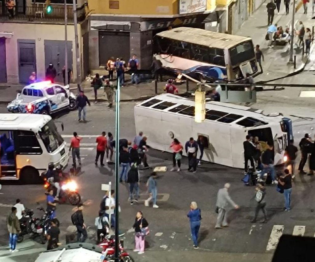 Una adolescente muerta y 12 pasajeros heridos en una colisión en la avenida Baralt de Caracas