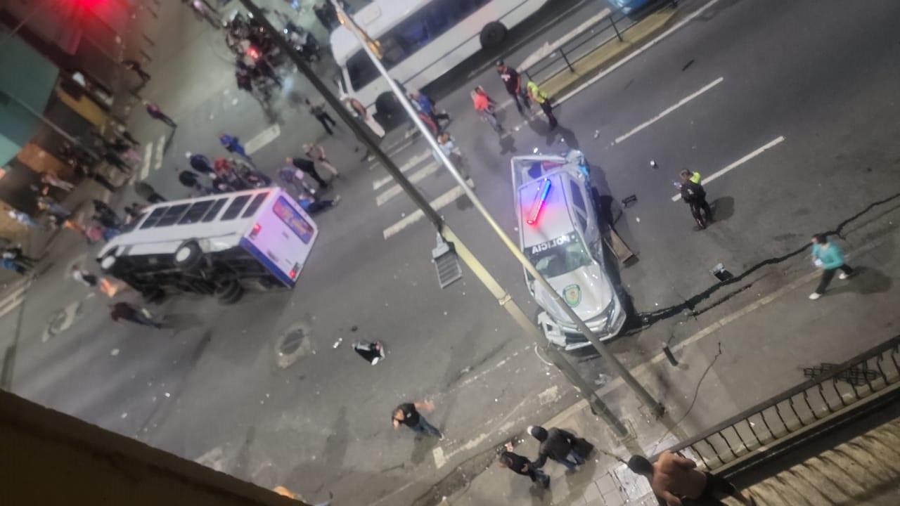 Una adolescente muerta y 12 pasajeros heridos en una colisión en la avenida Baralt de Caracas