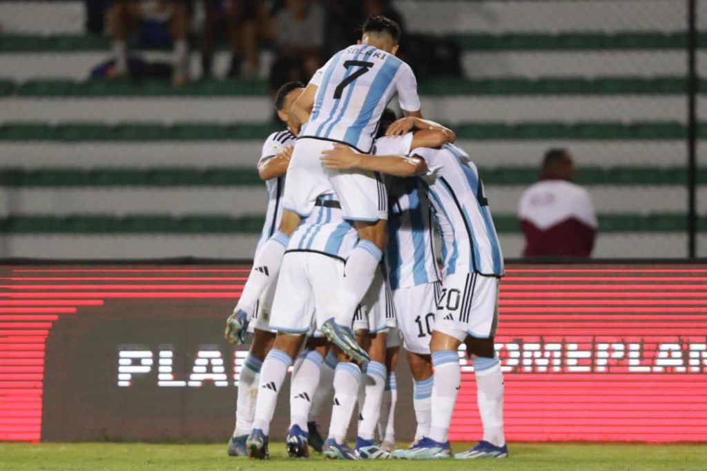 Argentina goleó a Chile y se clasificó a la Fase Final