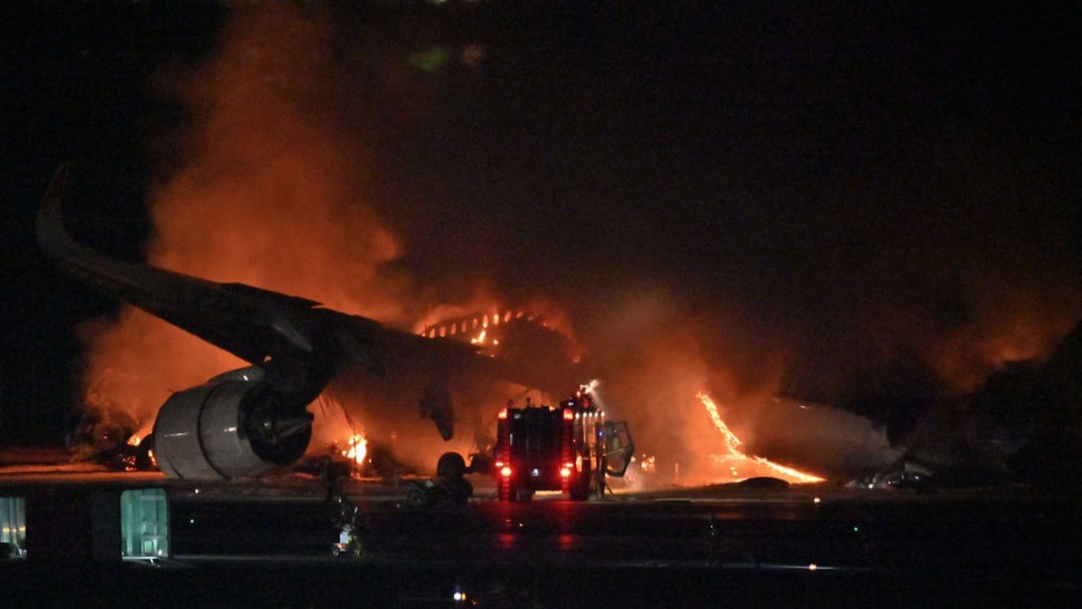 Más de 200 vuelos cancelados tras el choque de dos aviones en aeropuerto de Tokio
