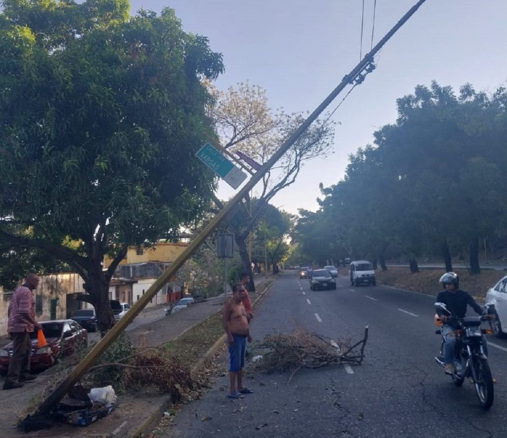 Poste de electricidad colapsó en la avenida Fernando Figueredo de Valencia