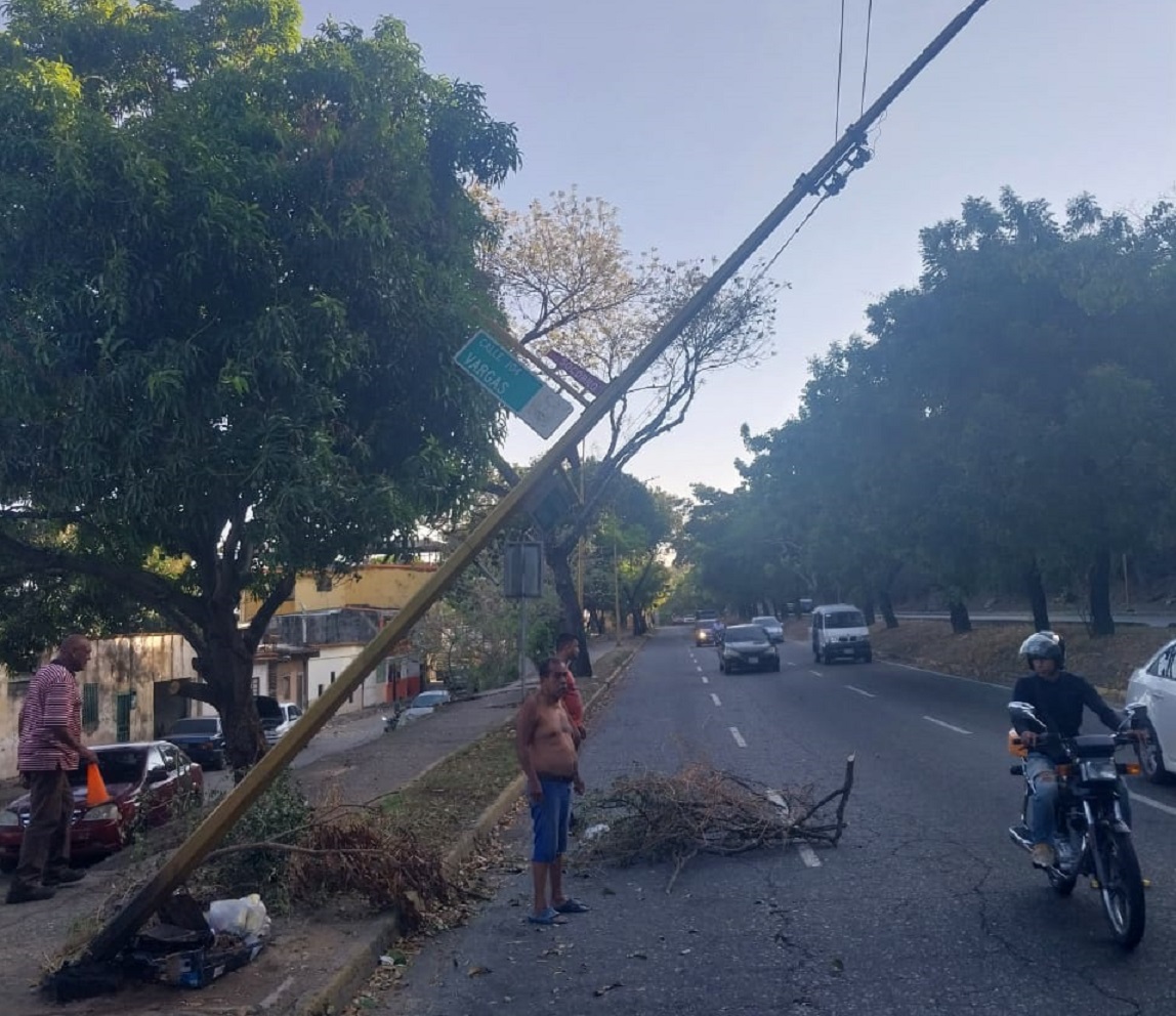 Poste de electricidad colapsó en la avenida Fernando Figueredo de Valencia