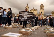 Con claveles blancos los colombianos piden justicia por líderes sociales asesinados