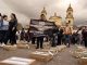 Con claveles blancos los colombianos piden justicia por líderes sociales asesinados