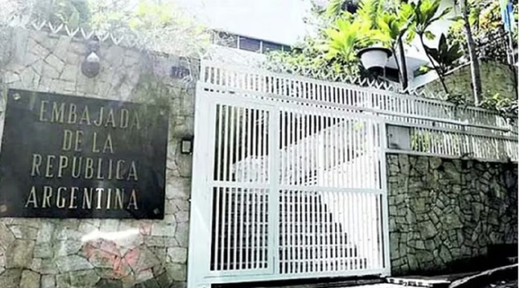 CEV califica de inhumano el trato a asilados en embajada argentina