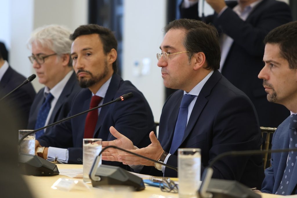 España insiste en que en las elecciones venezolanas "quien quiera participar, debe poder participar"