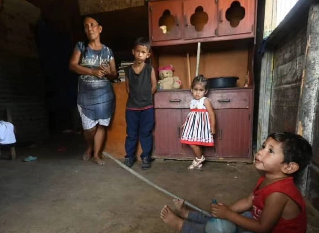 Servicio público: Abuela solicita ayuda para manutención de cinco nietos huérfanos