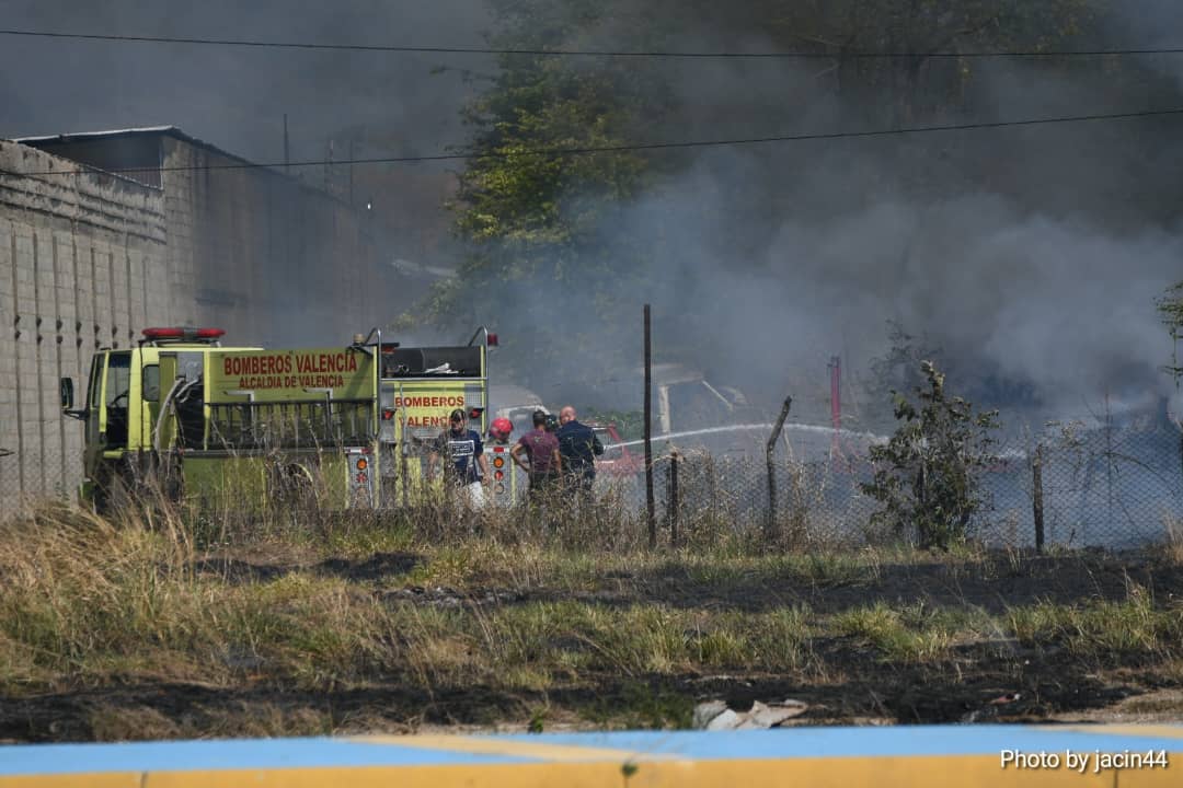 Registrado importante incendio de vegetación seca en la autopista Valencia-Campo de Carabobo