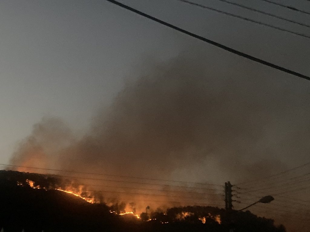 Reportado incontrolable incendio en el cerro El Café la noche de este martes