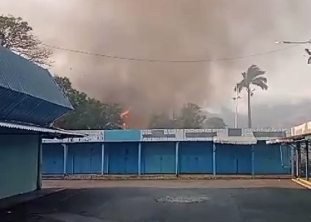 Registrado incendio en terrenos aledaños al mercado municipal de Naguanagua