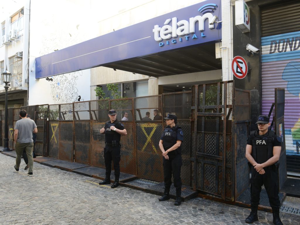 Sede de agencia Télam fue vallada porque suponía "un problema enorme de seguridad", según Milei