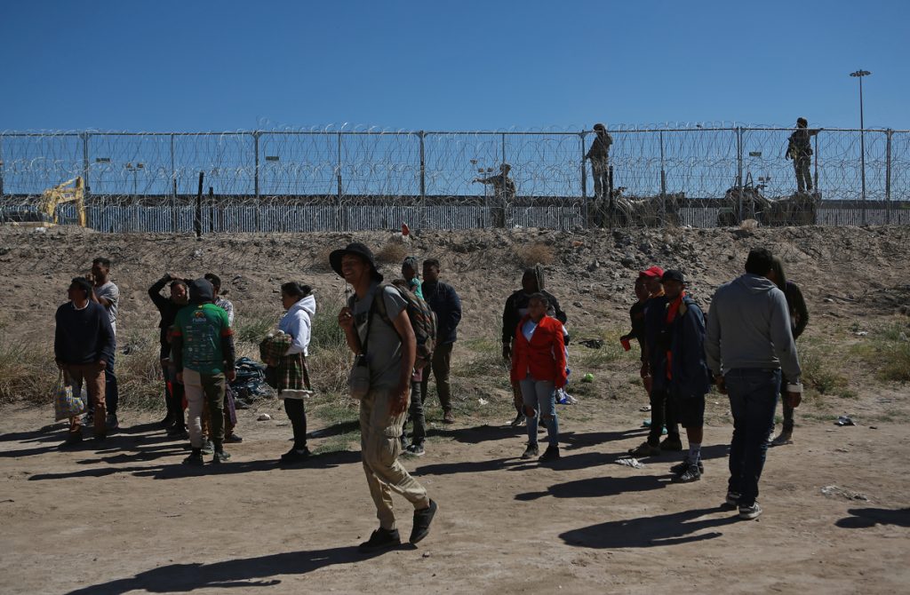 Migrantes venezolanos suben de nuevo a los trenes del norte de México ante crecientes operativos