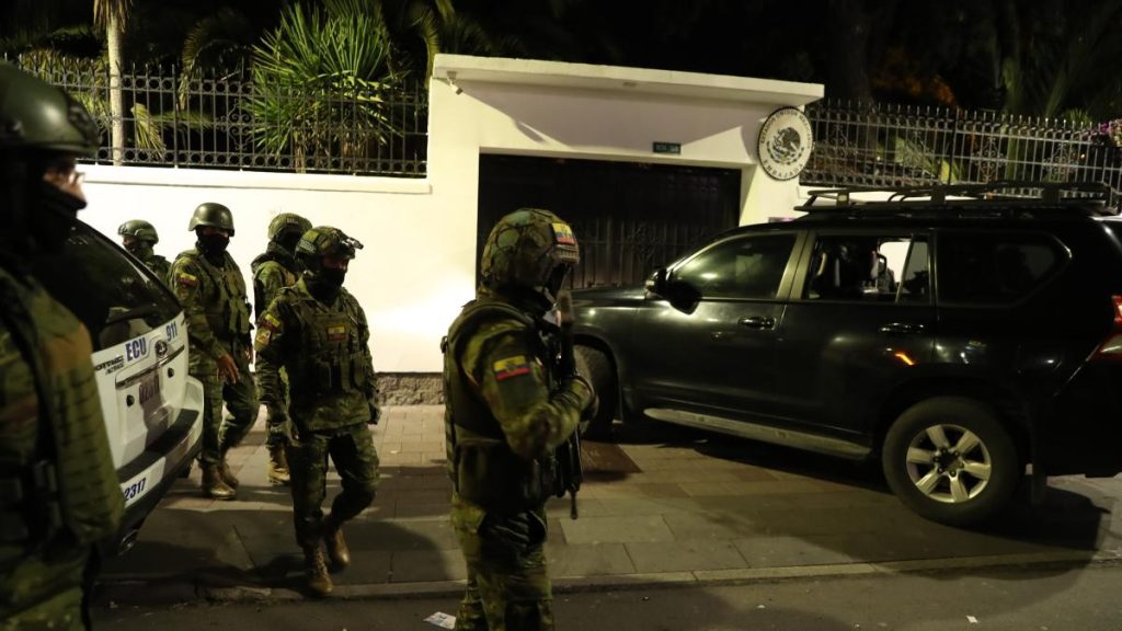 Maduro tildó de "acto fascista" la irrupción policial en la Embajada de México en Ecuador