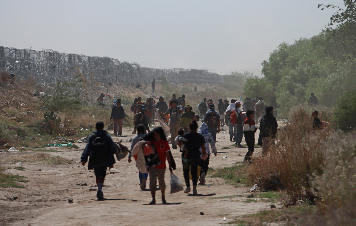 Migrantes venezolanos suben de nuevo a los trenes del norte de México ante crecientes operativos