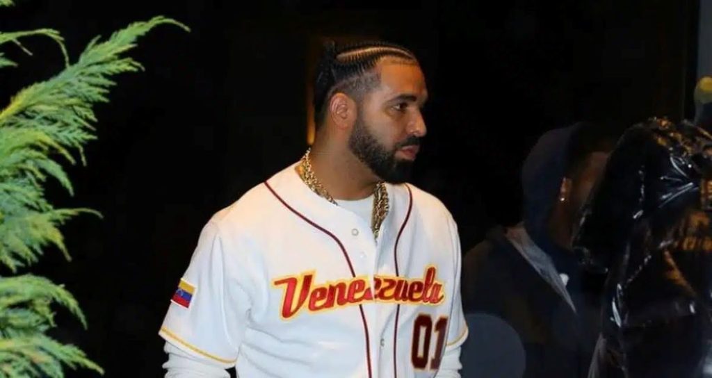 El rapero canadiense, Drake, sacudió a la fanaticada venezolana al ser fotografiado luciendo una camisa de la selección de béisbol nacional.