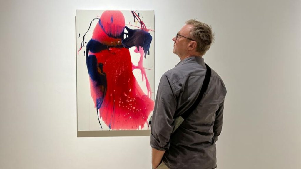 La exhibición reúne a cuatro pintores contemporáneos de Nueva York influenciados por sus viajes y la diversidad cultural que han experimentado.
