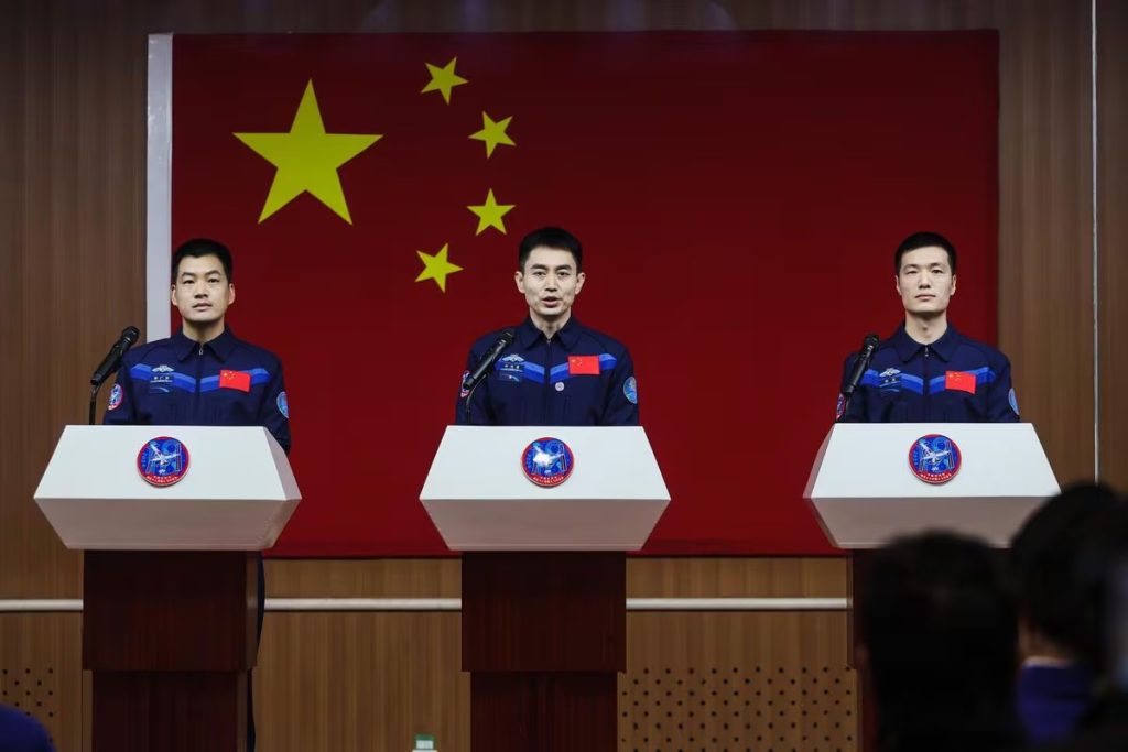 a nave espacial china Shenzhou-18, con tres astronautas a bordo, se acopló este viernes con éxito a la estación espacial Tiangong