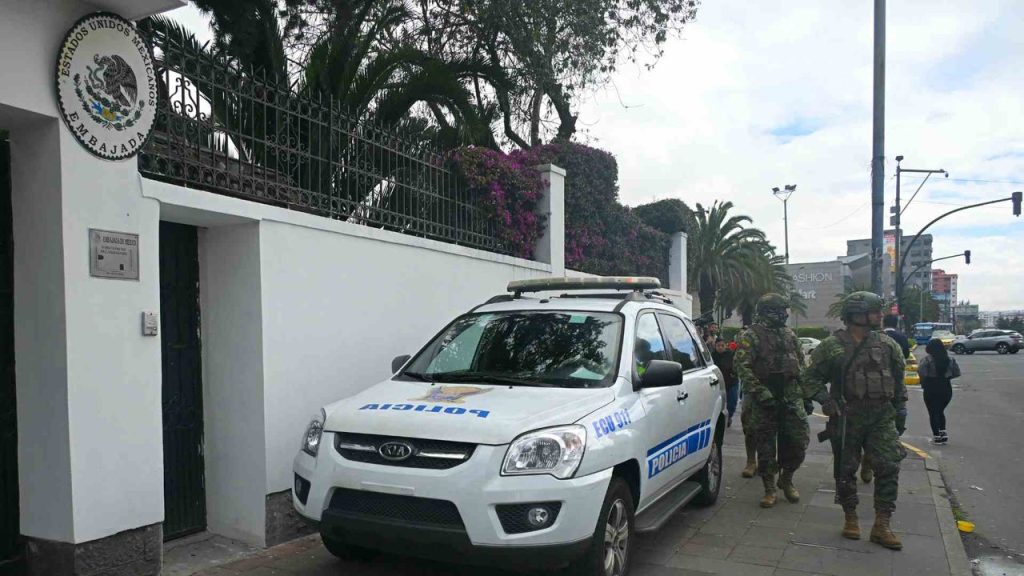 Ecuador alega lucha contra corrupción por caso de Embajada mexicana