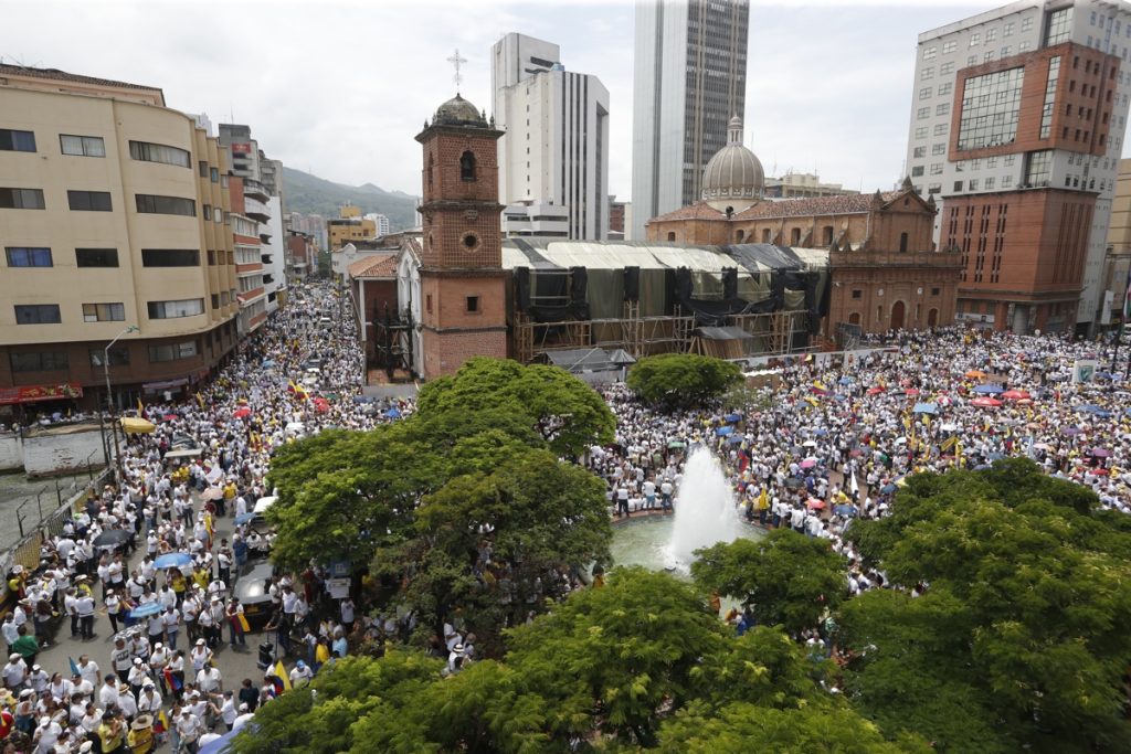 Colombianos protestan contra Petro
