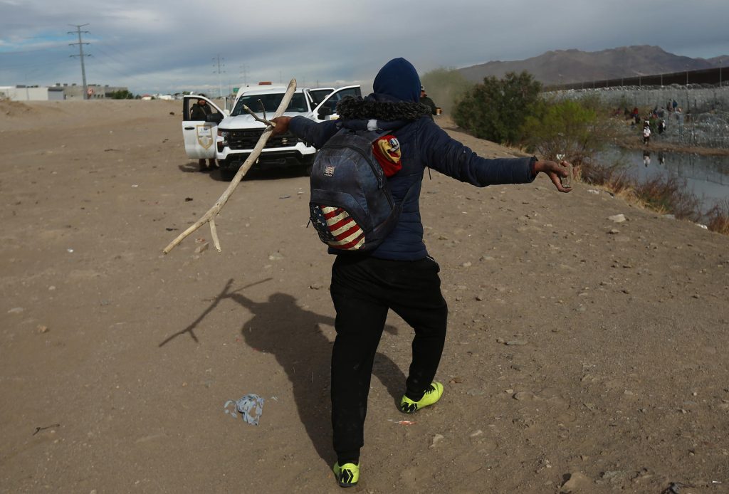Migrantes en México apedrean carros de agentes de Migración