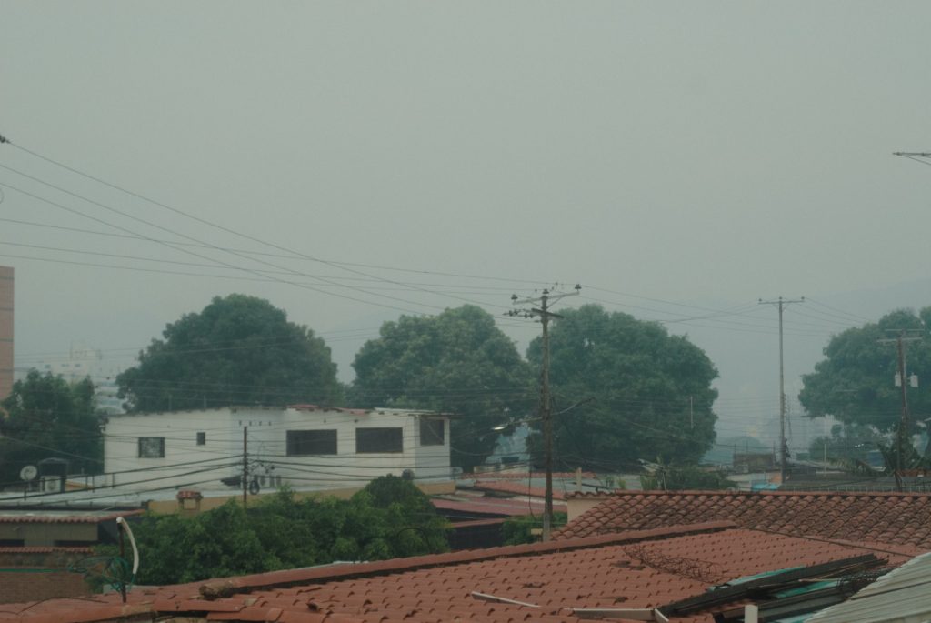 Más de 30 personas tratan de combatir incendios en el cerro El Café