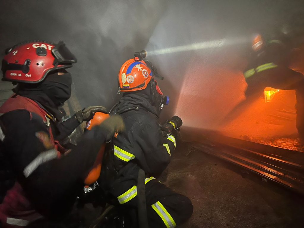 Bomberos controlaron incendio en el mercado La Hoyada de Caracas bombero